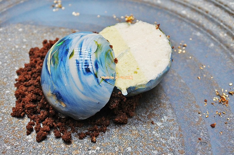 芸術すぎるスイーツ「惑星アートショコラ」を切るときは細心の注意が必要です。