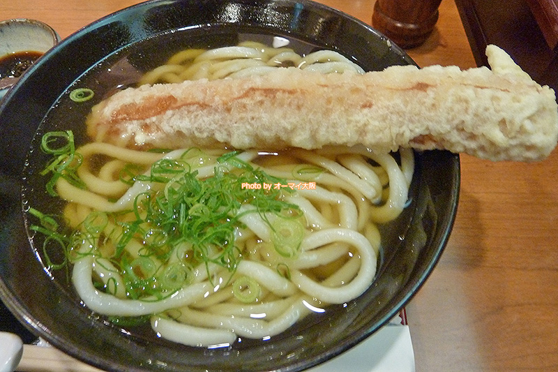 人気店「ひいふうみいのちく天うどん」。大きなチクワの天ぷらが目を引きます。