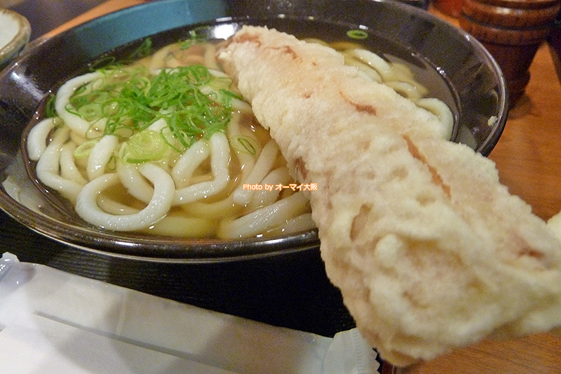 人気のうどん店「ひいふうみい」のちく天はもちろん揚げたてです。