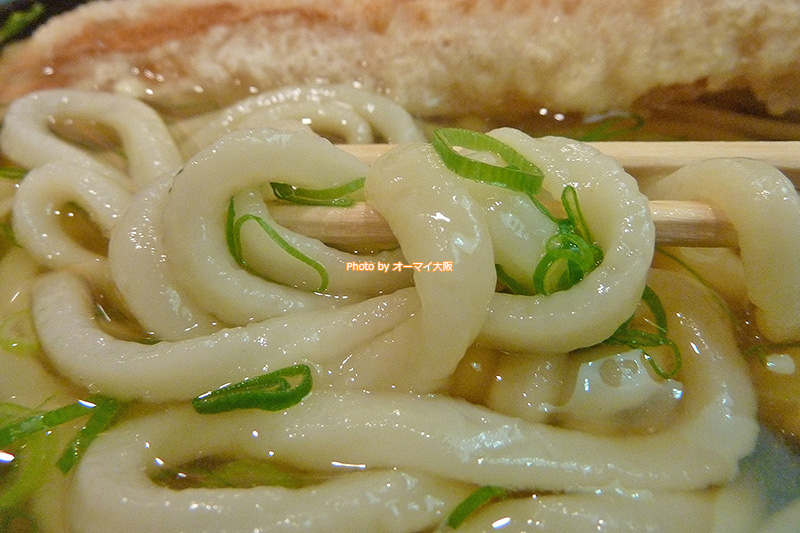 モチモチしたうどんこそ「ひいふうみい」の大きな特徴です。