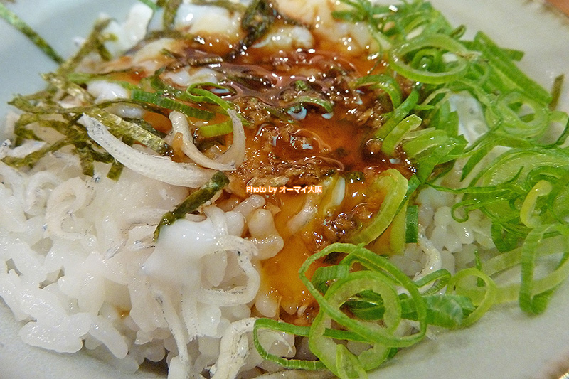 うどん店「ひいふうみいのシラスごはん」です。炭水化物を愛するランチファンにとってたまらない組み合わせではないでしょうか？