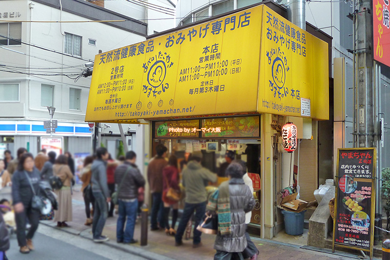 たこ焼き「やまちゃん 本店」の外観。どの時間帯も行列ができる人気店です。