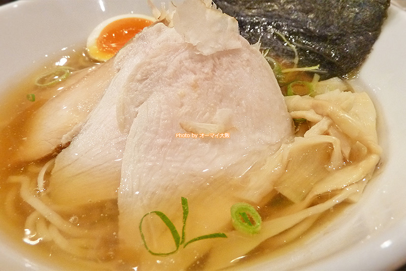 澄みきった「和人」の魚介スープはしっかりとダシのうま味を感じることができます。