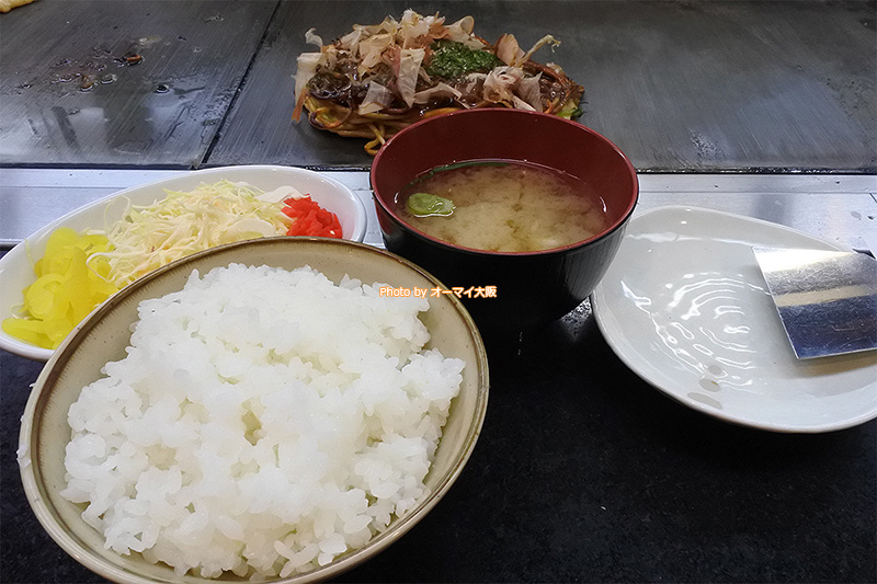 お好み焼き「あべとん」の人気メニュー「モダン焼き定食」です。