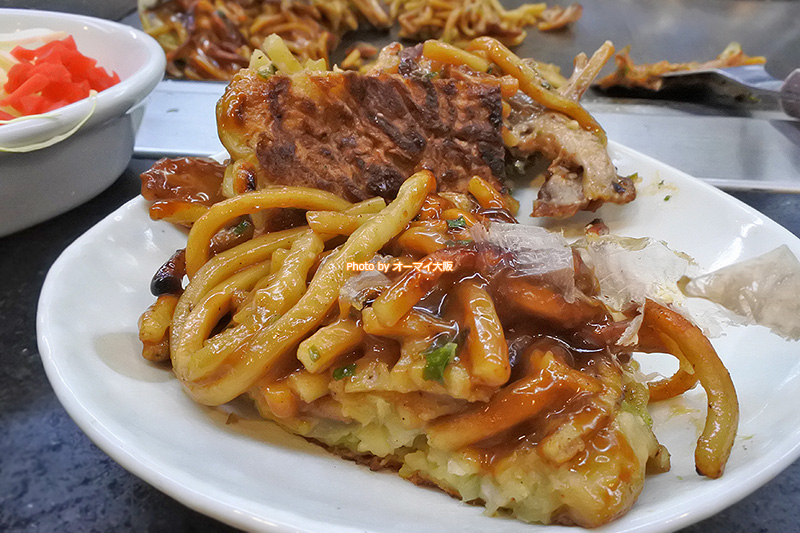 モダン焼きは太麺の焼きそばを使用しています。