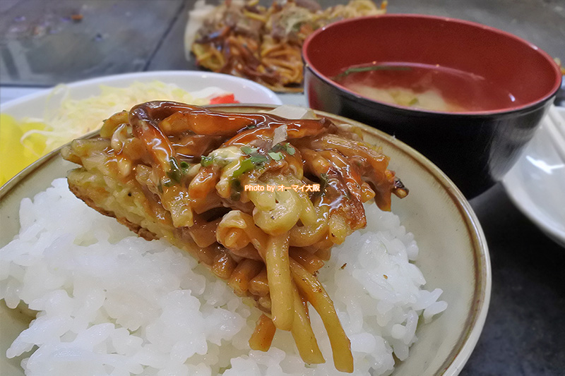 モダン焼き定食のライスはおかわり無料。ランチだけのお得なサービスです。