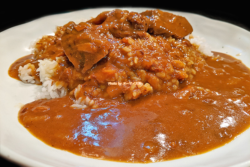 名店「カルダモン」のカレーは食にうるさい大阪っ子を納得させる正統派の欧風カレーです。
