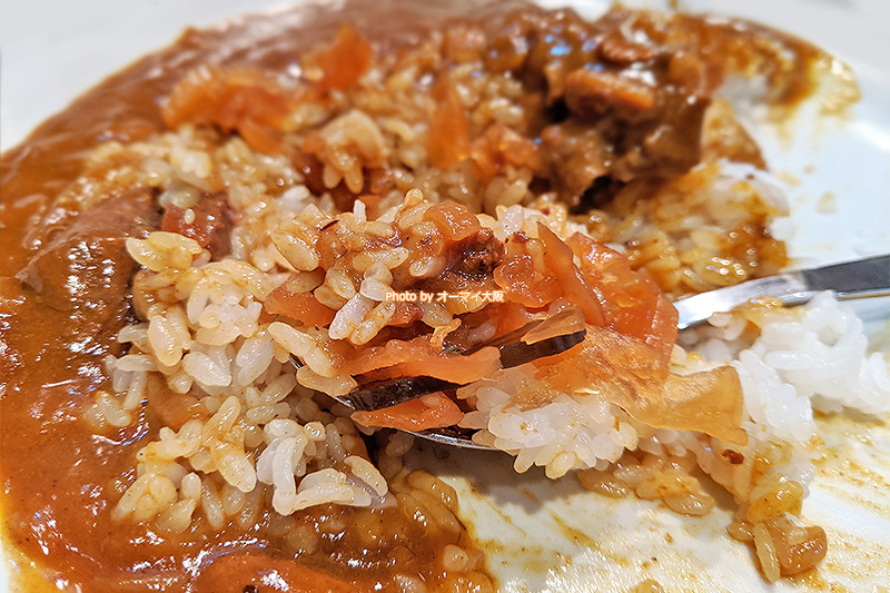 卓上サービスの福神漬けと一緒に食べてもおいしい「カルダモン」の「牛肉厚切りカレー」です。