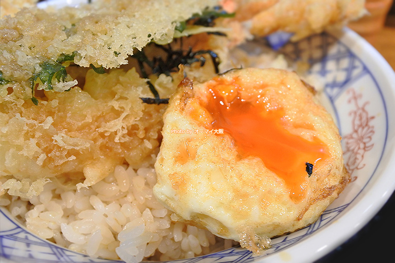 天丼の名店「たま天」が誇る揚げ玉子。ナンバーワンの座を争う人気の天ぷらです。ジャンルは違いますが、串カツの名店「八重勝」の玉子と同じ最高レベルの揚げ玉子です。