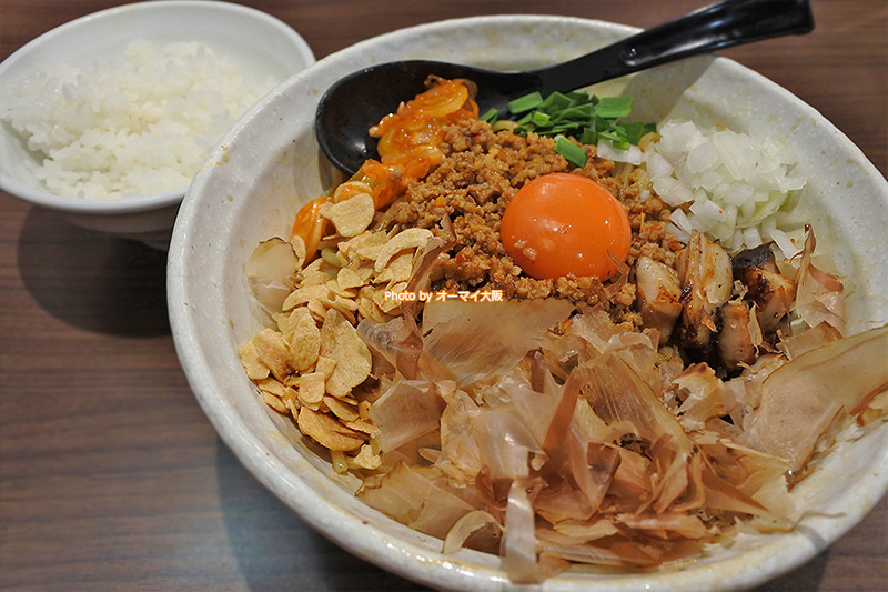 2回目の「麺屋わっしょい」のランチは男の台湾まぜ麺に決定。台湾まぜ麺を食べたあとに投入するライスも欠かせません。