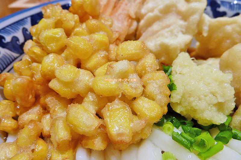 トウモロコシのかき揚げは「釜たけ流 うめだ製麺所」で人気のトッピングです。