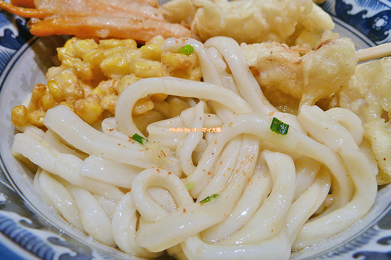 大阪讃岐うどんの流れを受け継ぐ「釜たけ流 うめだ製麺所」のうどんはモチモチです。