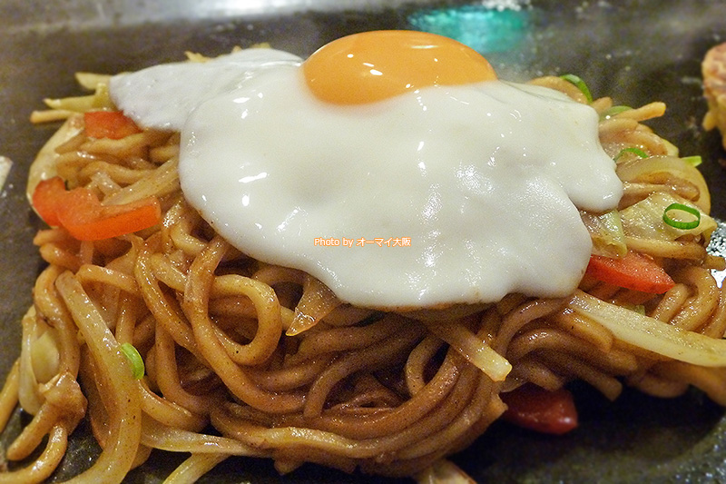 人気店「ゆかり 曽根崎本店」の焼きそばに目玉焼きをトッピングしてみました。