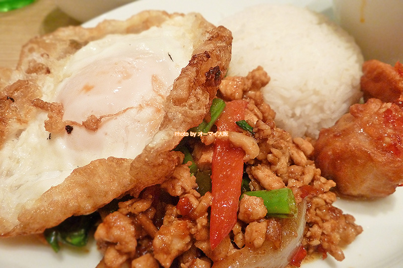 辛い料理が苦手な私も問題なく食べられる「マンゴーツリーカフェ大阪」のガイガパオです。