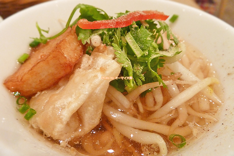 米粉を使った「マンゴーツリーカフェ大阪」のチキンスープヌードルです。