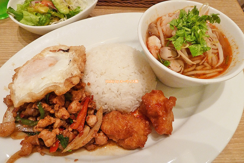 タイ料理を気軽に味わえる「マンゴーツリーカフェ大阪」のムーガパオのランチプレートです。