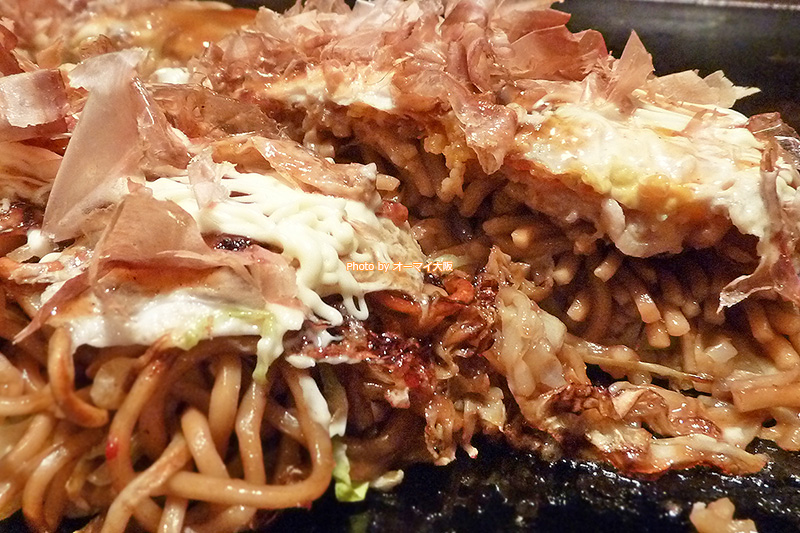 お好み焼きの人気店「オモニ」の味を通し営業で楽しめます。