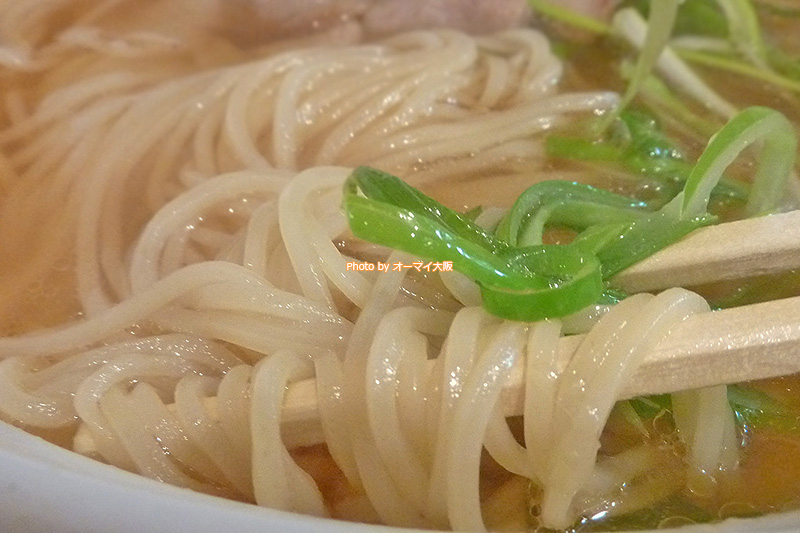 醤油ラーメンの麺はストレートの中太麺。ラーメン「大阪 麺哲」が誇る自慢の麺です。