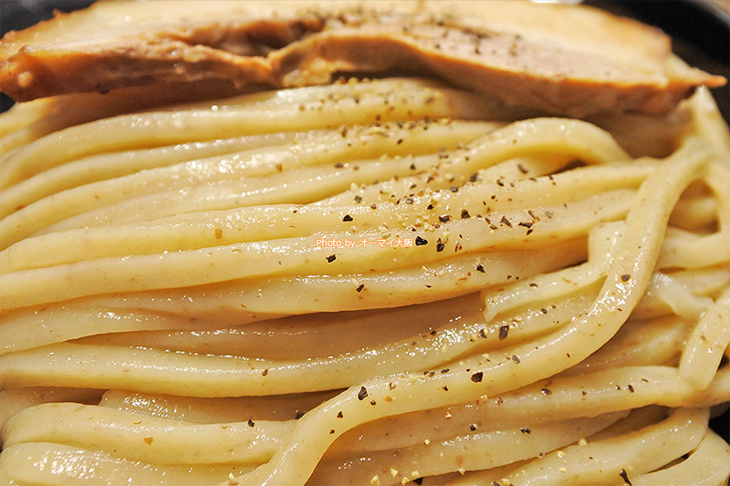 つけ麺はストレートの極太麺。麺のおいしさこそ「麺屋たけ井」の人気の秘密です。