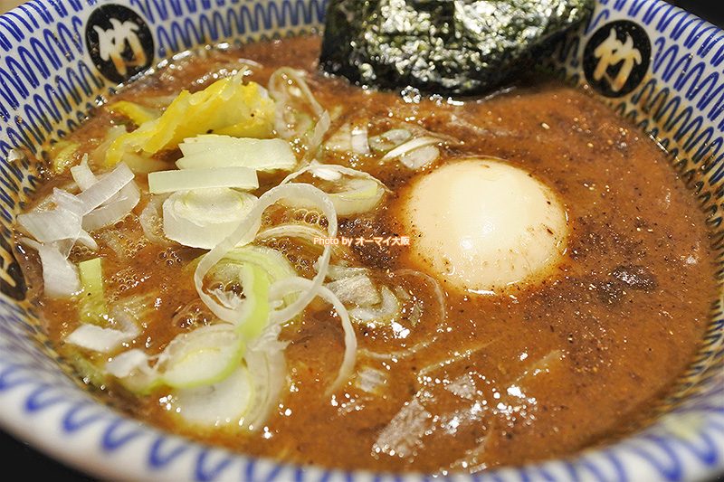 人気店「麺屋たけ井」のつけ汁は濃厚な魚介豚骨。煮干しは控えめな印象です。