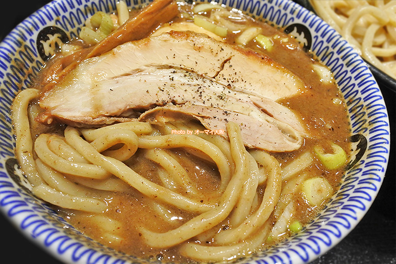 ビッグサイズのチャーシューはトロトロ系ではなく、ドッシリ系で食べごたえがあります。