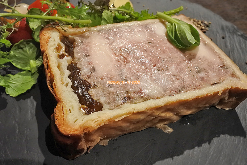 パイ生地とジュレに包まれた美しいパテ。一度は食べておきたい絶品メニューです。