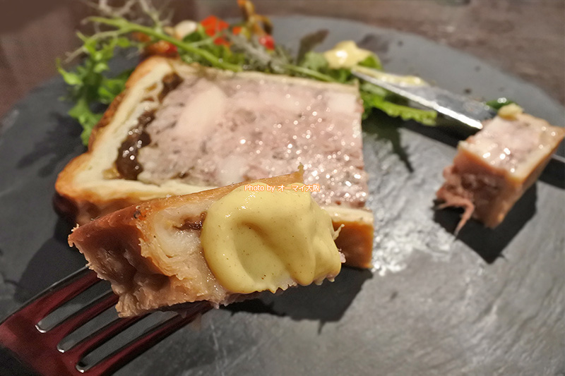 笠原鉄平シェフが料理長を務める「俺のフレンチ 梅田」じゃないと食べられない780円の絶品パテです。