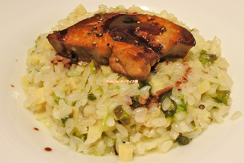 女性に人気の「俺のフレンチ 梅田」のフォアグラをのせた春野菜のリゾットは盛りつけが美しい。