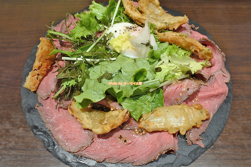 ボリュームがすさまじい「俺のフレンチ 梅田」の冷製ローストビーフです。