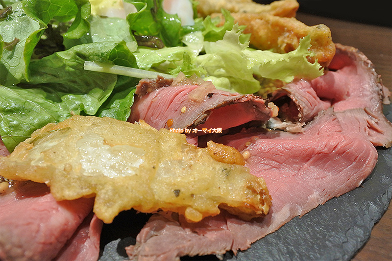 オニオンフライが冷製ローストビーフのアクセント。味もボリュームも申し分のない「俺のフレンチ 梅田」が誇るローストビーフです。