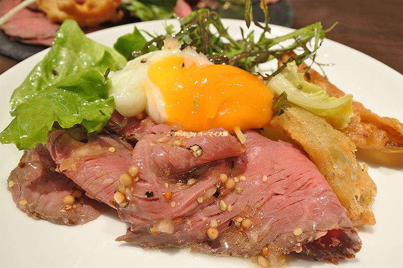 ローストビーフにトッピングされた半熟玉子がすばらしい。熱烈なファンに支えられる「俺のフレンチ 梅田」の底力を感じるローストビーフです。