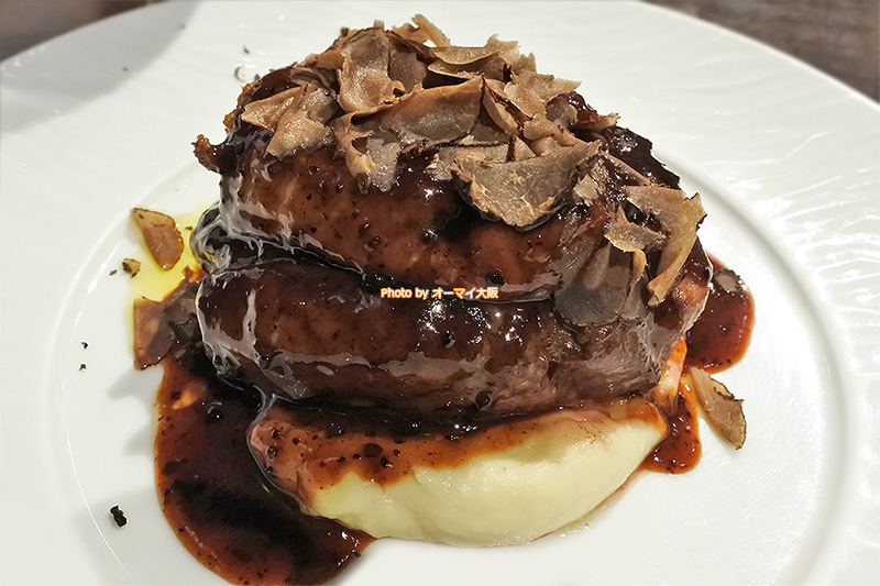 たっぷりとトリュフをトッピングした「牛フィレ肉とフォアグラのロッシーニ」は2、3人でシェアすることができます。