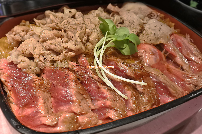 錦重は「ロマン亭」の名物ビフテキと肉飯（牛丼）が一度に味わえる看板メニューです。
