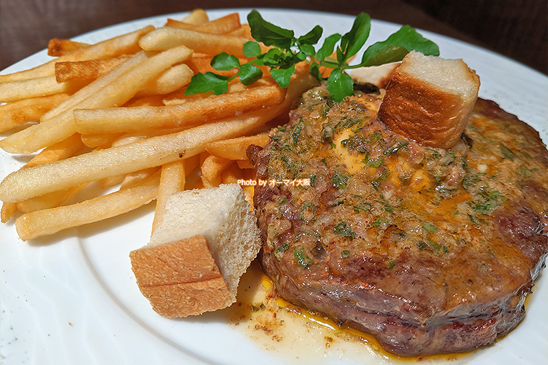 メイン料理「牛リブロースのステーキ」はカフェドパリバターが決め手です。