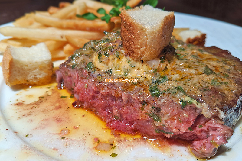 濃厚な「カフェドパリ バター」が「牛リブロースのステーキ」のうま味を引き出します。