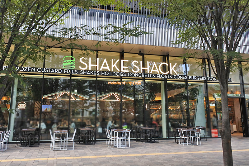 オープン当日はものすごい行列ができた「シェイクシャック 梅田阪神店」。大阪梅田の一等地にあり、のんびりとランチを楽しめます。