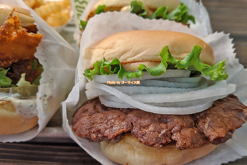 アメリカから上陸した「シェイクシャック」のシンプルなハンバーガーです。