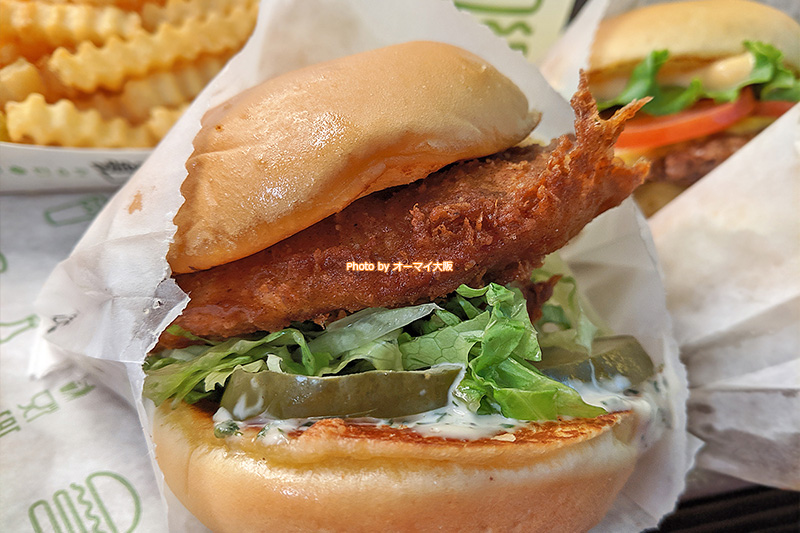 人気店「シェイクシャック」の「チキンシャック」は野菜がたっぷりと入っているので、ファストフード店のチキンバーガーと違った味わいがあります。