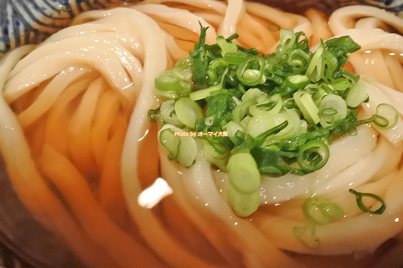 うどんの麺の量は、並盛が400グラム、中盛が500グラムです。