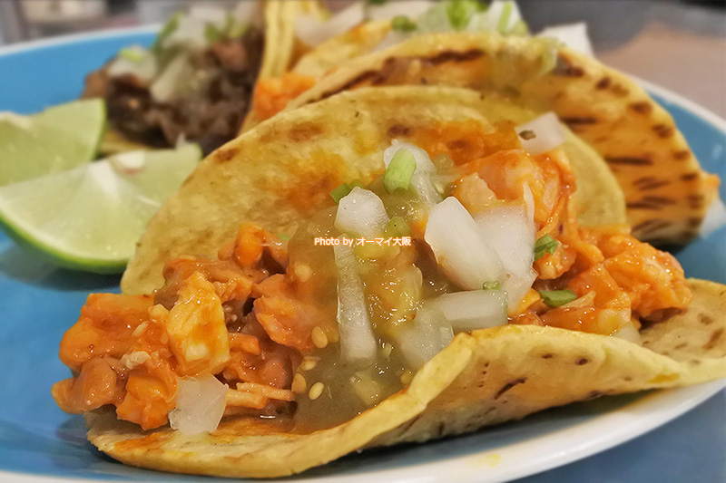 メキシコ料理店「墨国回転鶏料理」は本場のタコスを味わえる楽しい屋台です。