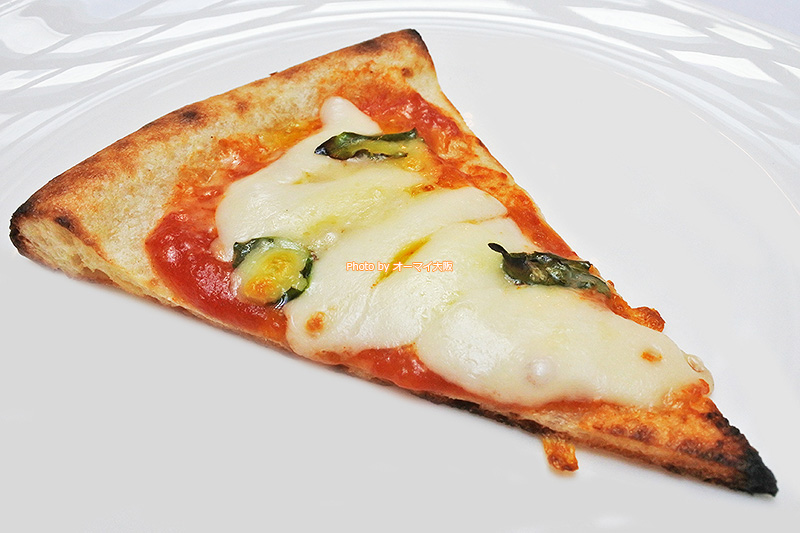 焼きたてのピザは1枚ずつスタッフさんが持ってきてくれます。