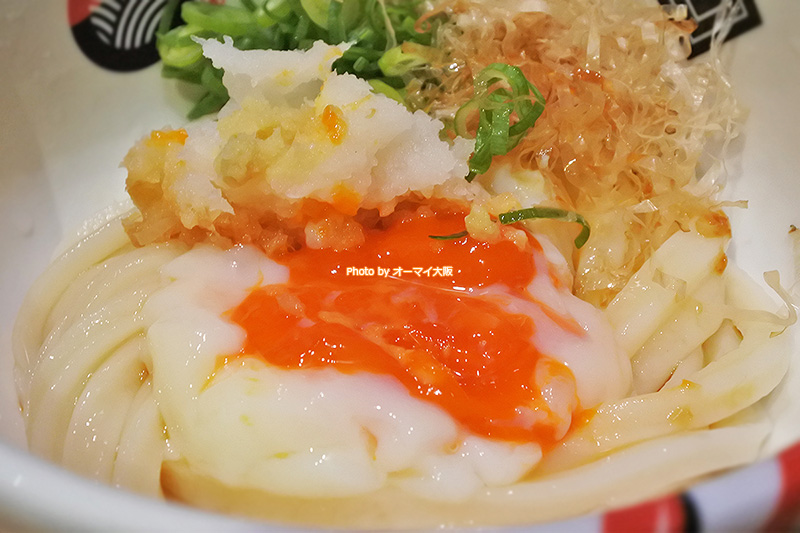 うどんの名店「極楽うどん TKU ルクア大阪店」の温玉おろしぶっかけうどんです。