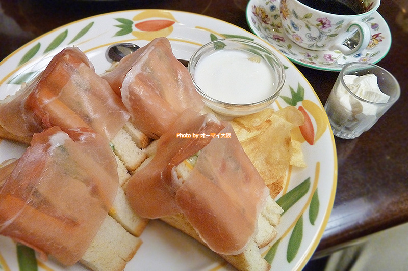 喫茶店「蝸牛庵（かぎゅうあん）」で人気の生ハムのサンドイッチです。